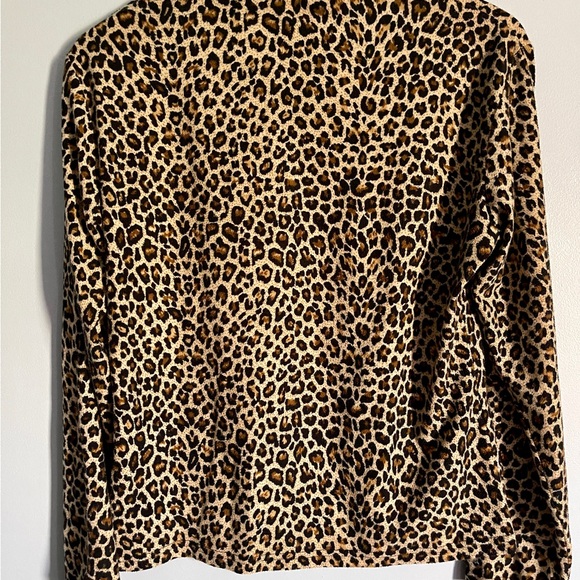 βοΈ Cheetah Long Sleeve Shirt with Kitten Pocket - Picture 2 of 5
